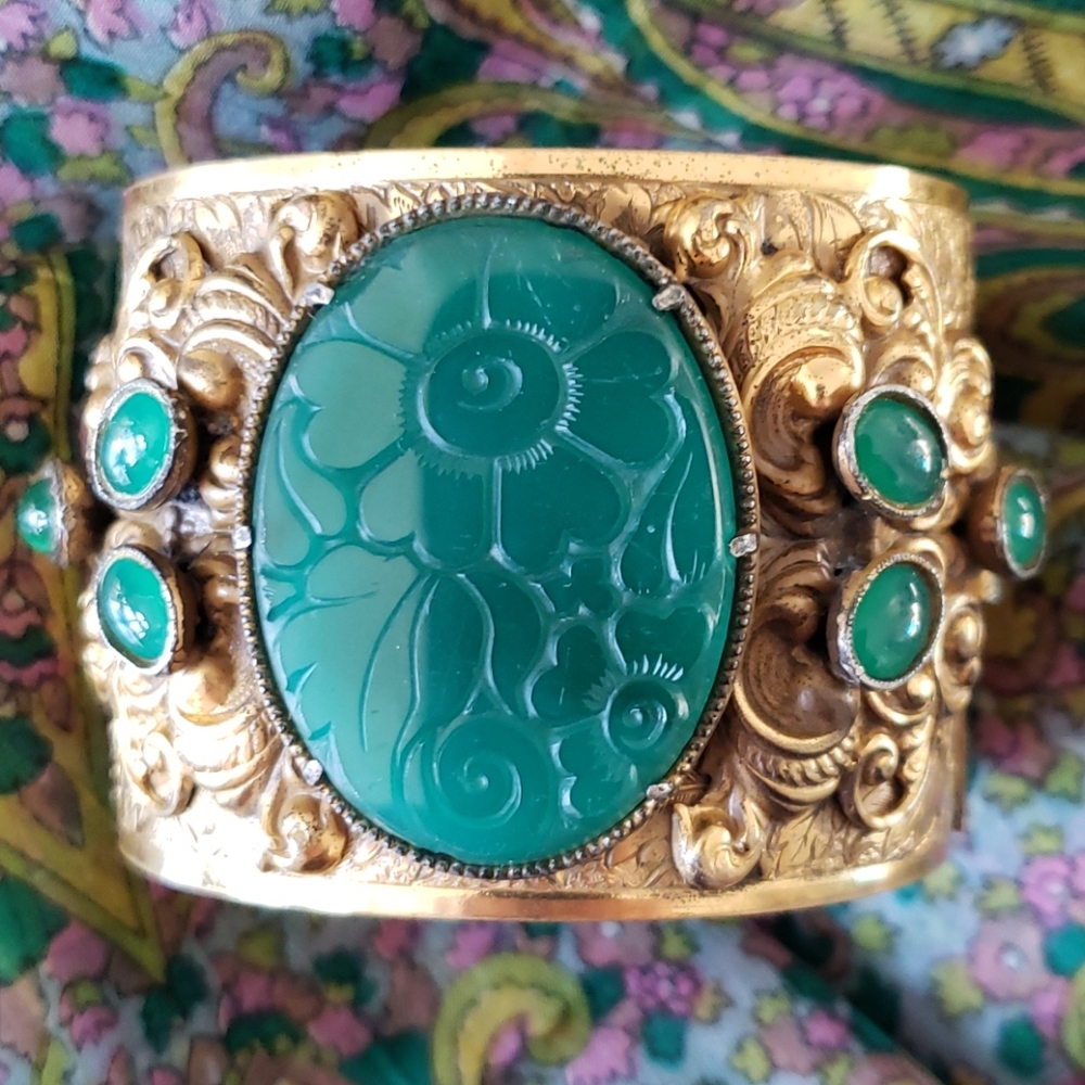 VTG gold repousse cuff bracelet w/green medallion